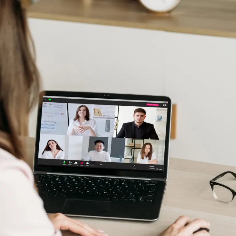 Clases de inglés online en grupo con profesor nativo certificado, desde nivel principiante hasta avanzado, incluyendo preparación de exámenes Cambridge Preliminary (B1), First (B2), Advanced (C1) y OET en Barcelona, toda España y en todo el mundo.