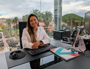 Médica en su consulta — moderadora del curso Practical Medical English in Use. Sanitarios españoles